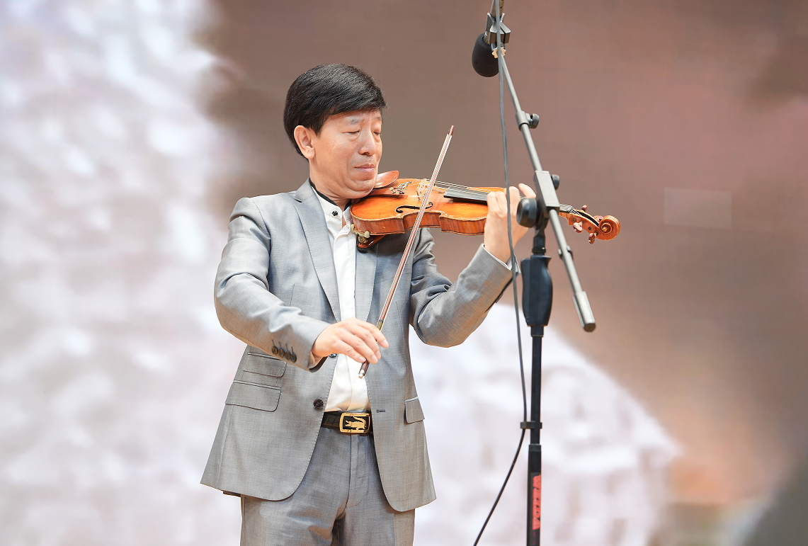 音乐润心 思政铸魂 学校举办“经典德阳 爱乐之城”黄立杰音乐思政课