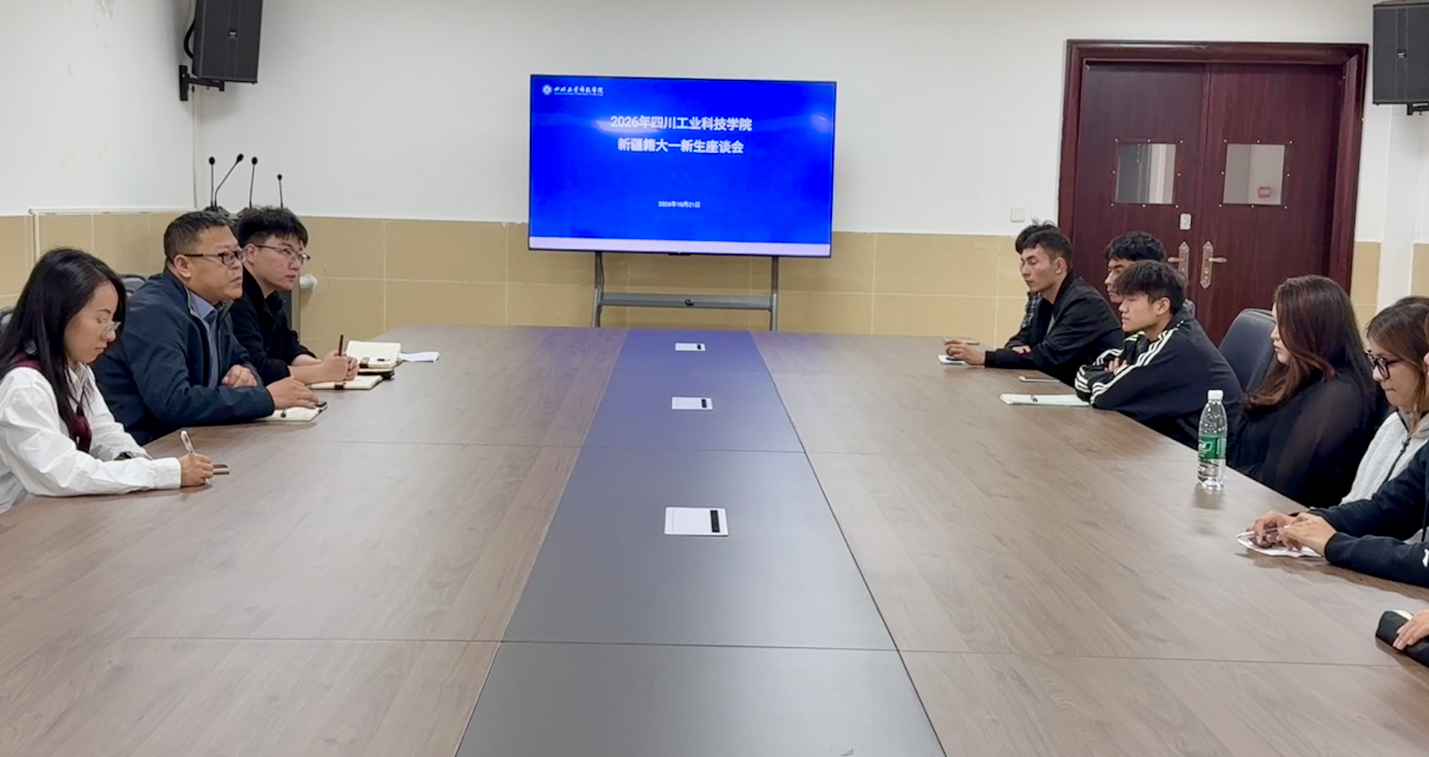 驻川教育协调工作小组派驻教师刘冬到校调研交流